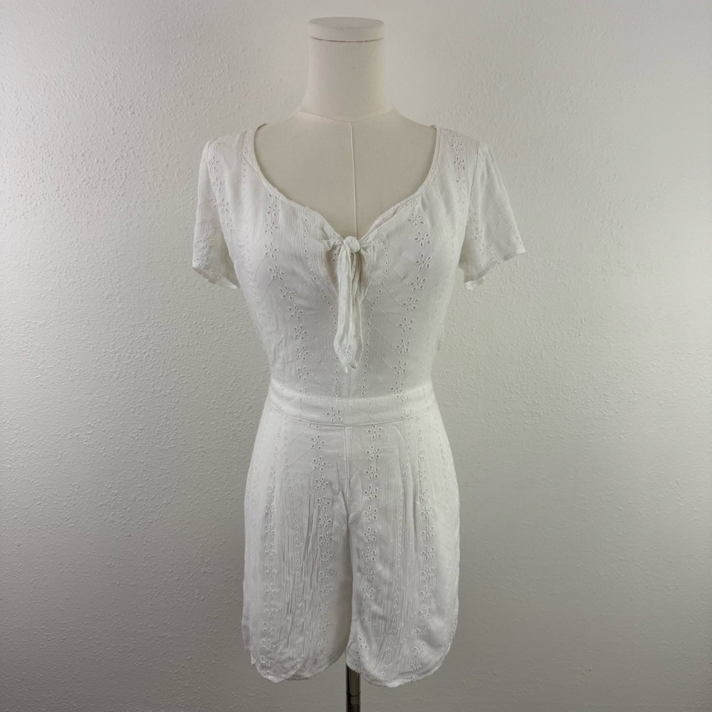 HOLLISTER White Eyelet Lace Front Tie Cottagecore Short Sleeve Romper Shorts
